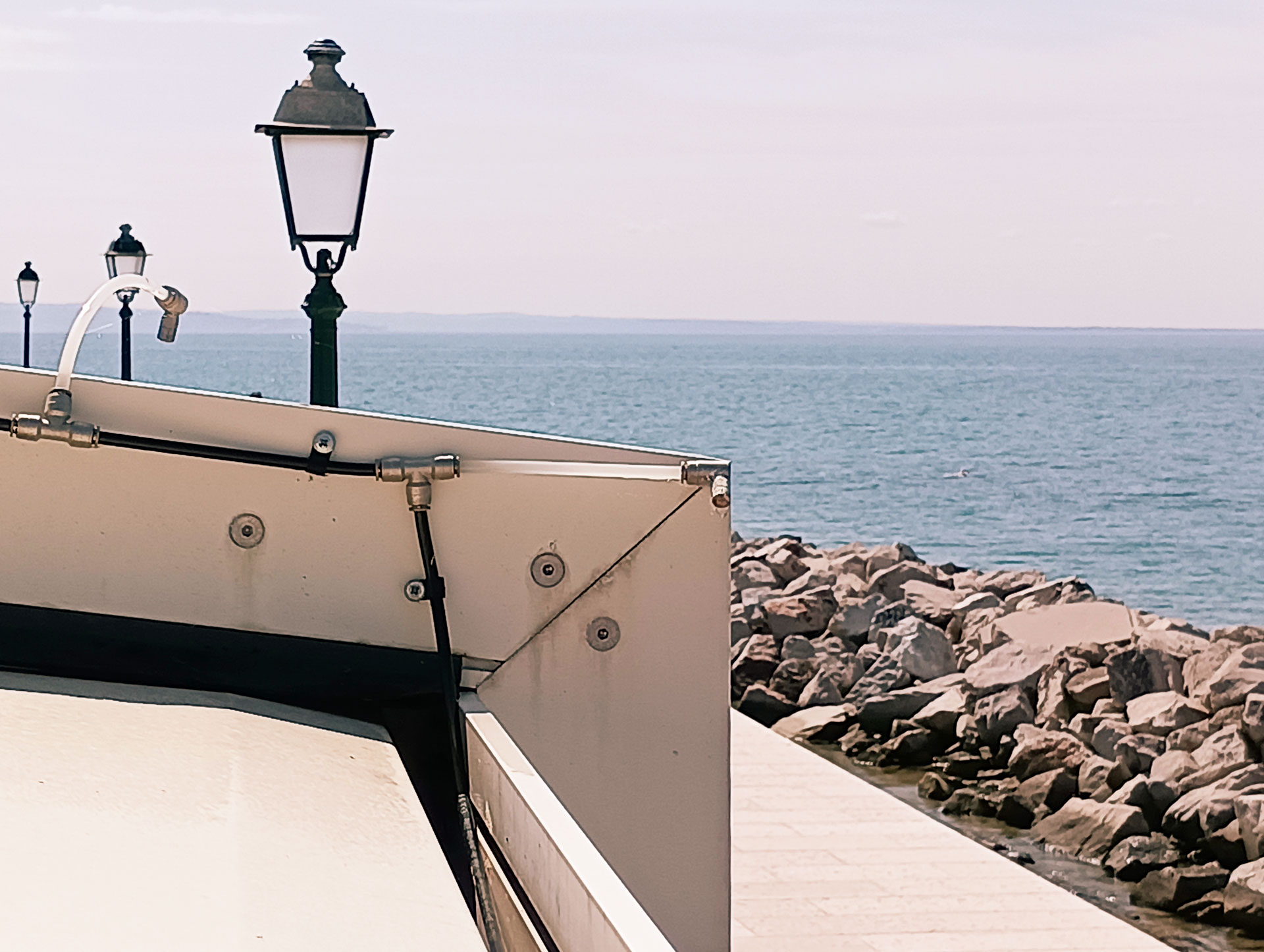 Dettaglio di un impianto antizanzare installato in un ristorante a Grado su una tenda da sole affacciata sul mare, con vista sul mare.